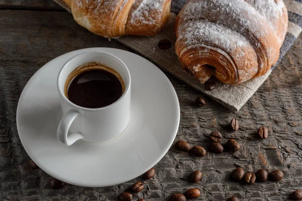 Taze kruvasanlar ve ahşap masa kahve.