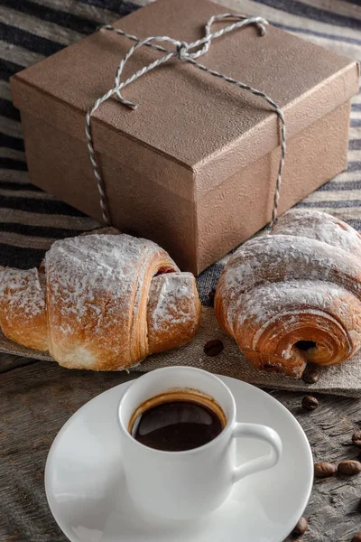 Taze kruvasanlar ve ahşap masa kahve.
