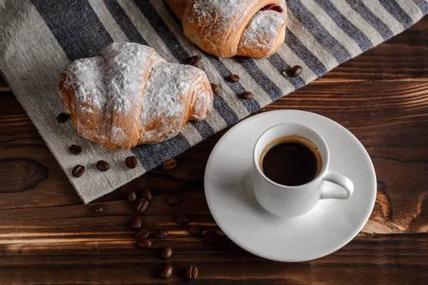 Taze kruvasanlar ve ahşap masa kahve.