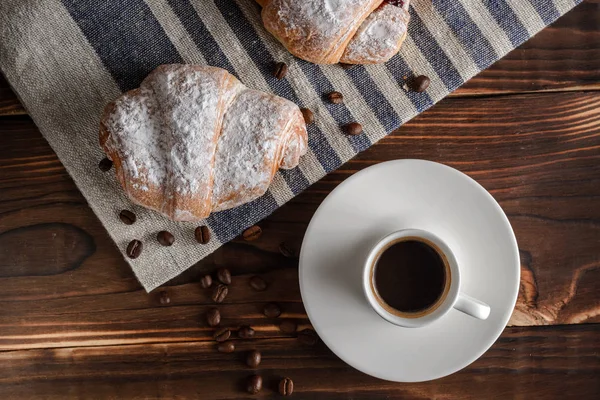 Taze kruvasanlar ve ahşap masa kahve.