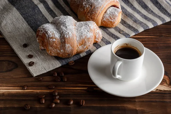 Taze kruvasanlar ve ahşap masa kahve.