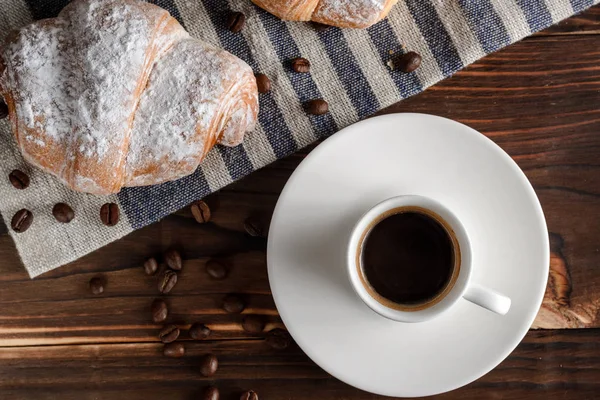 Taze kruvasanlar ve ahşap masa kahve.