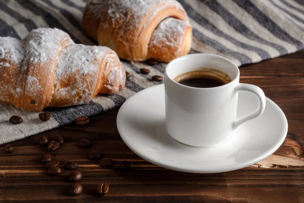 Taze kruvasanlar ve ahşap masa kahve.
