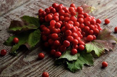 Üvez meyveleri vintage ahşap kurullarında