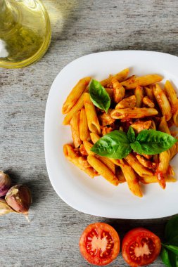 makarna sos domates ve fesleğen ahşap arka plan, üstten görünüm.