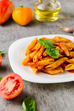 domates sosu ve fesleğen ahşap arka plan ile makarna