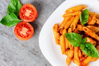 makarna sos domates ve fesleğen ahşap arka plan, üstten görünüm.