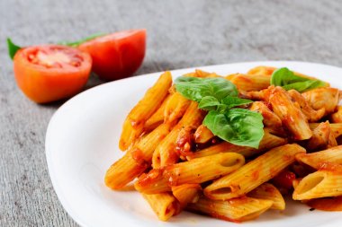 domates sosu ve fesleğen ahşap arka plan ile makarna