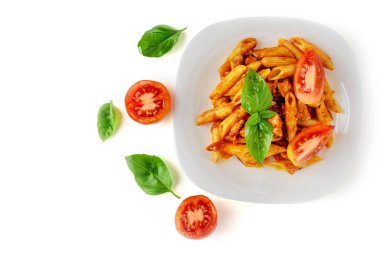 Beyaz arka planda izole bolognese soslu makarna penne
