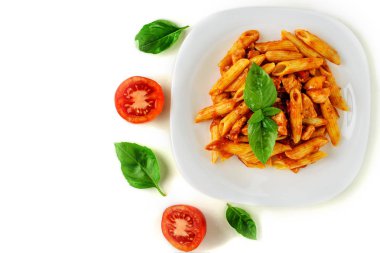Beyaz arka planda izole bolognese soslu makarna penne