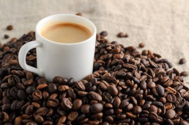 fincan kahve espresso kahve çekirdekleri arka plan üzerinde