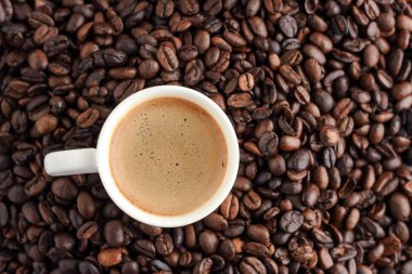 fincan kahve espresso kahve çekirdekleri arka plan üzerinde. Üstten Görünüm