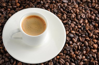 fincan kahve espresso ve plaka üzerinde kahve çekirdekleri arka plan