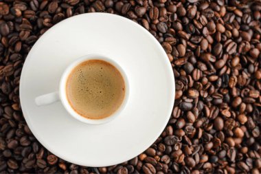 kahve fincan espresso kahve çekirdekleri adam üzerinde. Üstten Görünüm
