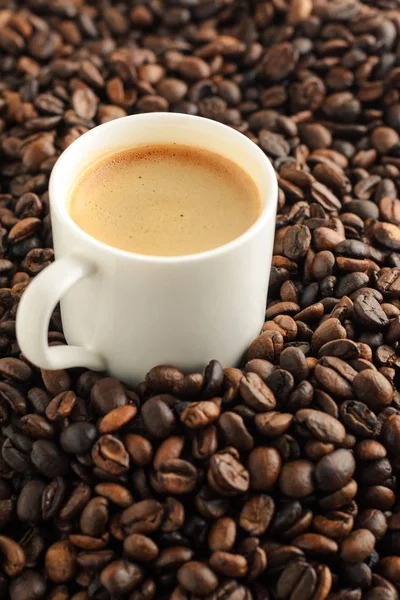 Espresso kahve Kupası kahve çekirdekleri arka plan üzerinde