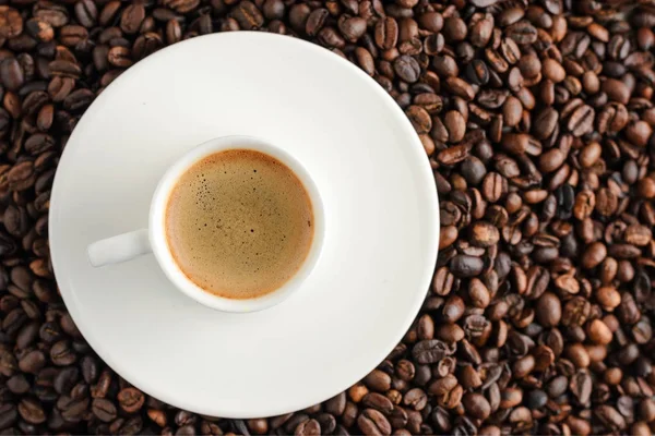 kahve fincan espresso kahve çekirdekleri adam üzerinde. Üstten Görünüm