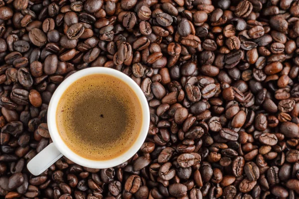 fincan kahve espresso kahve çekirdekleri arka plan üzerinde. Üstten Görünüm