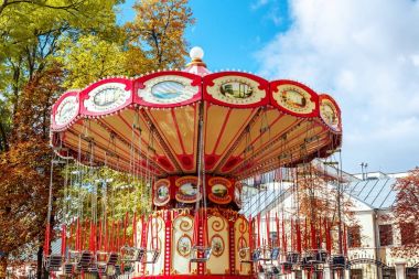  Boş Carousel atlıkarınca koltuklar zincirlerini Wi üzerinde askıya ile