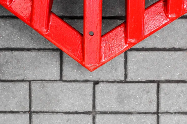 Yolda Kırmızı Kırmızı Işaretçi Gri Asfalt Üzerinde Bir Işaretçi Şeklinde — Stok fotoğraf
