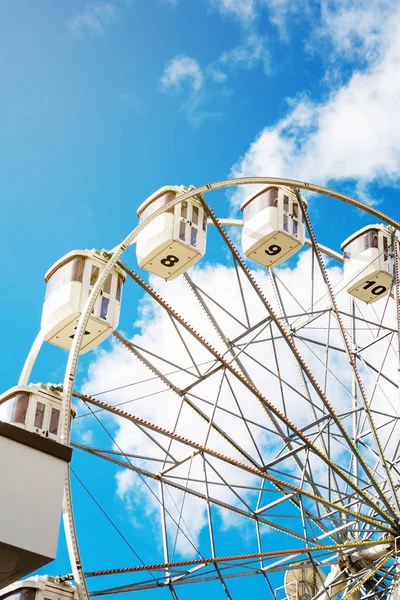 Grande roue sur fond de ciel bleu — Photo