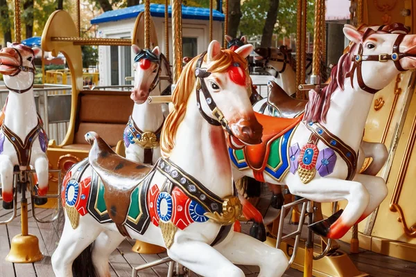 Karussellpferd Freizeitpark Ohne Menschen Nahaufnahme Eines Pferdekarussells Bei Den Attraktionen — Stockfoto