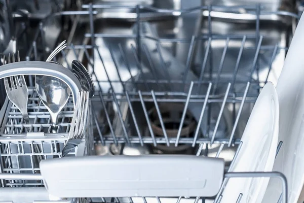 Nyitott mosogatógép tiszta üveggel és edényekkel. — Stock Fotó