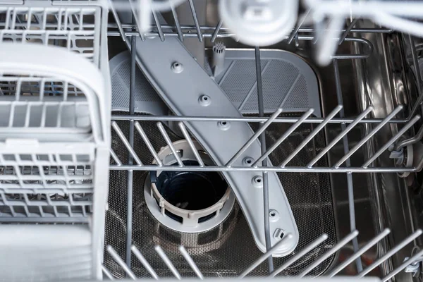 Посудомоечная машина. Посудомоечная машина изнутри крупным планом — стоковое фото