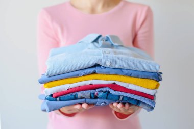 kadın ışık arka planda bir Ütü tahtasında elektrikli demir ile bir gömlek Ütü