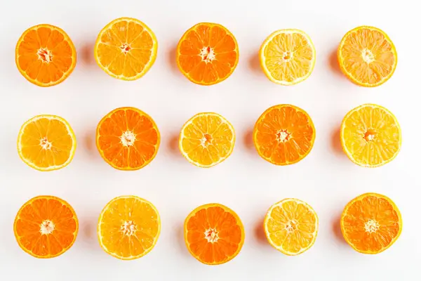 Vzorek Oranžových Žlutých Mandarinek Rozřízaných Napůl Bílém Pozadí Půlky Manadarin — Stock fotografie
