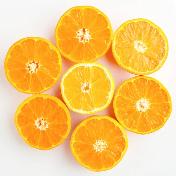 Padrão Tangerinas Cor Laranja Amarelas Cortadas Meio Fundo Branco Mandarins — Fotografia de Stock