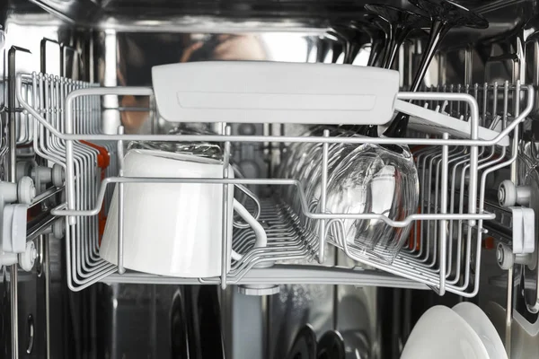 Открытая Посудомоечная Машина Чистым Стеклом Посудой Чистые Очки После Мытья — стоковое фото