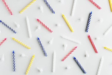 Beyaz bir arka planda şenlikli renkli mumlar yapılmış bir desen. Üst görünüm