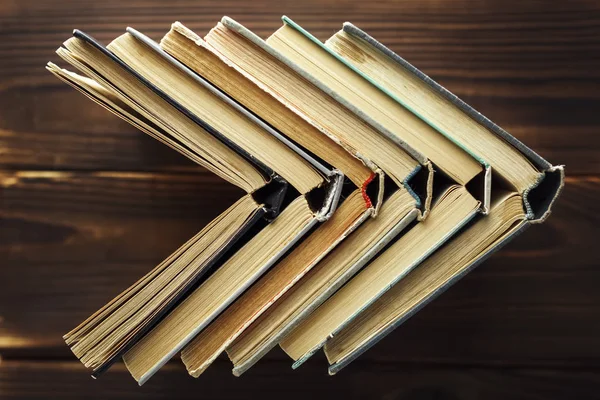 Ein Stapel Alter Bücher Liegt Einer Reihe Auf Einem Hölzernen — Stockfoto