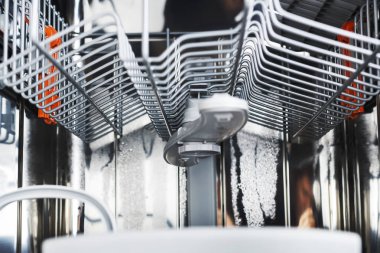 İç yemekleri yıkadıktan sonra bulaşık makinesi mana makinesi. Üst taşıma ve bulaşık makinesi sepeti