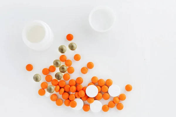 Pillole Arancioni Bianche Accanto Una Bottiglia Pillola Uno Sfondo Bianco — Foto Stock