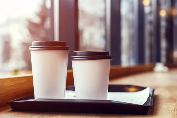 Deux verres de café sur un plateau dans un café — Photo