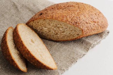 ekmek, doğranmış, beyaz arka planda Akbez üzerinde yatıyor