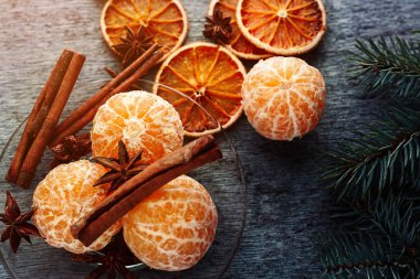 Sulu mandalina, tarçın çubuğu ve anason yıldız bir cam tabakta