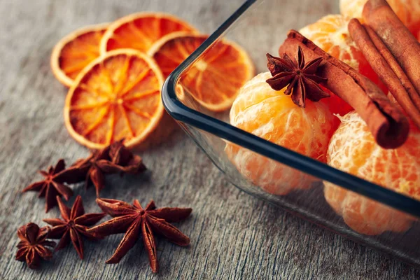Mandarinka, tyčinky skořice a anýzu na talíři — Stock fotografie