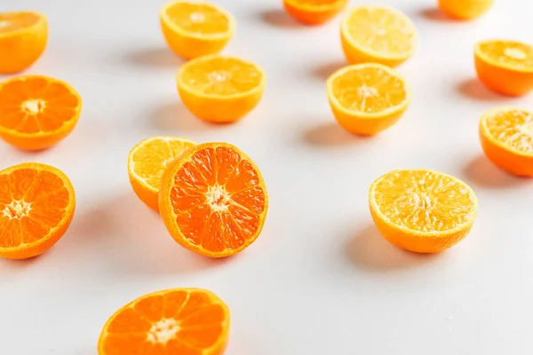 Polovina Mandarinek Leží Bílém Pozadí Vzorek Mandarinek — Stock fotografie