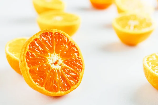 Metades de tangerinas sobre um fundo branco — Fotografia de Stock