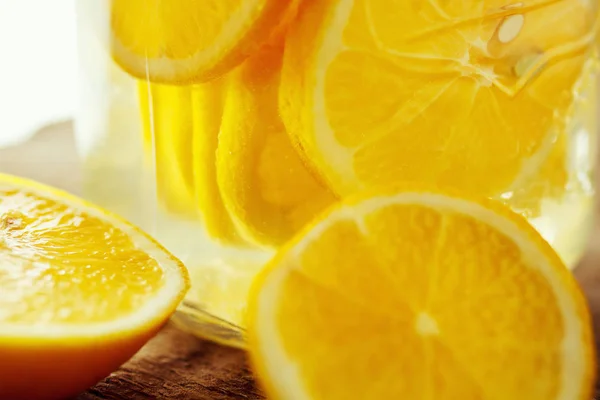 Szelet citromot egy korsó víz. Házi limonádé — Stock Fotó