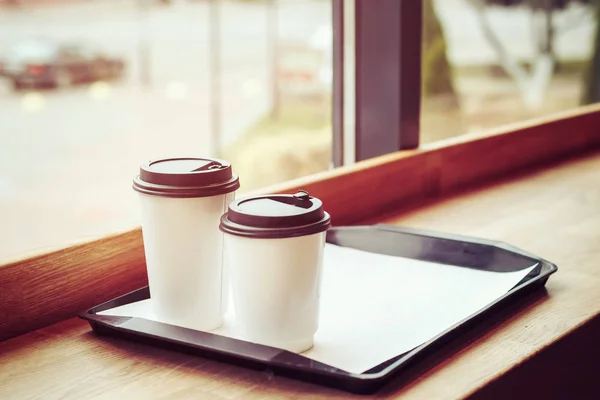 Două pahare de cafea pe o tavă într-o cafenea — Fotografie, imagine de stoc