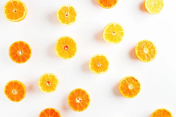 Poloviny Oranžové Žluté Mandarinky Bílém Pozadí Vzorek Mandarinek — Stock fotografie