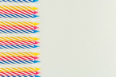 Beyaz bir arka plan üzerinde üst üste dizilmiş tatil mumlar yalıtmak. Kopya alanı