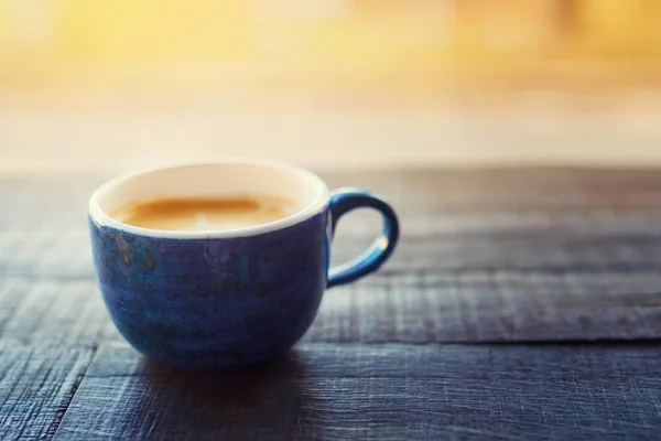 Une tasse de café parfumé sur une table en bois dans un café . — Photo