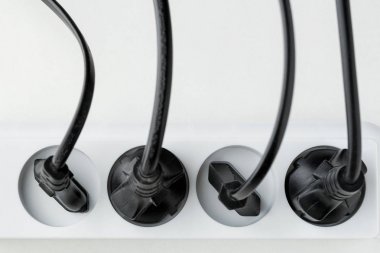 bir sürü beyaz bir backgro tarih uzatma kablosu bağlı fişler