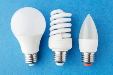 Enerji Tasarruflu Lambalar mavi bir arka plan üzerinde farklı türleri