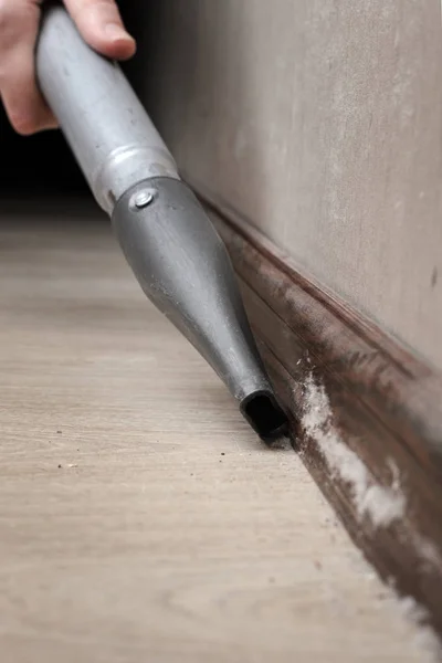 Kadın evin zemin üzerinde kir vakumlama