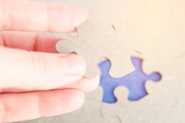 Kızın elinde bulmacanın eksik parçası.